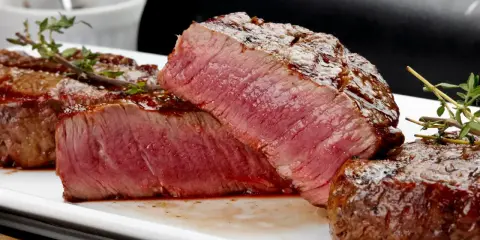 Perfekt grillad oxfilé, saftig och röd inuti, med en härlig yta. En festmåltid!