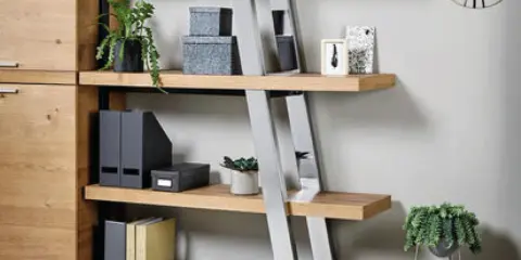 En stilren hylla med växter, pärmar och boxar skapar en organiserad arbetsplats hemma.