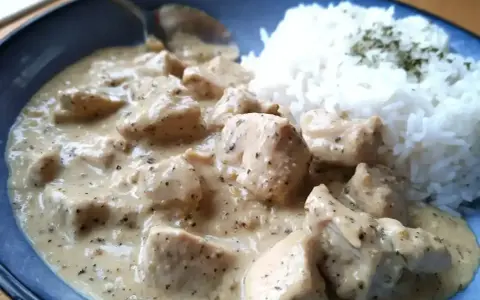 En krämig kycklinggryta med ris, perfekt för en mysig middag.