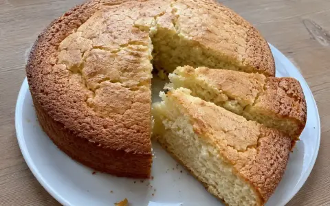 En gyllene sockerkaka, perfekt för fikat. Detta sockerkaka recept ger en saftig och god kaka.