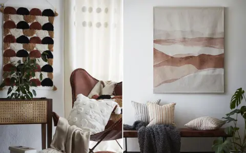 Två vackra tyger på väggen. Ett med geometriskt mönster i jordfärger, det andra med abstrakt akvarellmålning i brunt.