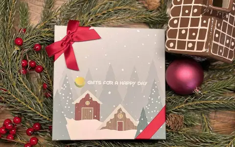 En julklapp med ett vinterlandskap och texten "GIFTS FOR A HAPPY DAY", omgiven av granris och röda bär.