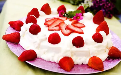 En härlig jordgubbstårta med vispgrädde, perfekt för ett sommarfika. Ett enkelt tårta recept att följa.