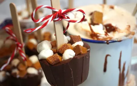 Chokladkoppar med marshmallows och kola, perfekta för ett lyxigt varm choklad recept. Enkelt och gott!