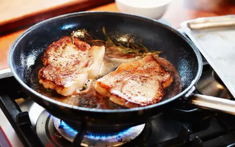 Två saftiga innanlårsbitar steks i en panna med rosmarin. Ett perfekt innanlår recept för en god middag.