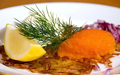 En läcker råraka med rom, dill, citron och rödlök. Ett klassiskt svenskt råraka recept.