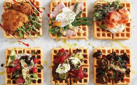 Sex matiga våfflor med olika toppingar: friterad kyckling, lax, ägg och sparris, avokado och bönor, grillade grönsaker, och svamp.