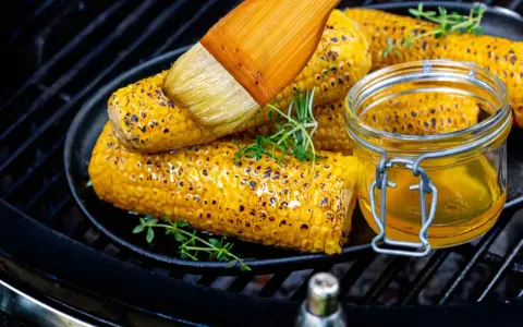 Grilla majskolv på grillen, pensla med smält smör och garnera med färska örter. En härlig sommardessert!