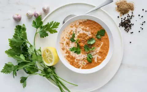 En krämig linssoppa, perfekt för ett snabbt och smakrikt linssoppa recept. Garnerad med färsk persilja, citron och kryddor.