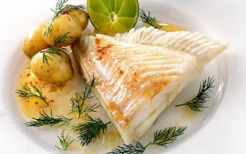 En läcker bit piggvar med dill, citron och småpotatis. Ett enkelt och gott recept på piggvar.