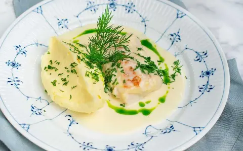 Ugnsbakad torsk med krämig sås, potatismos och dill. En klassisk rätt som smakar underbart.