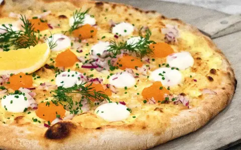 Pizza bianco med rom, dill och citron. Ett spännande pizza bianco recept som lyfter smakerna.