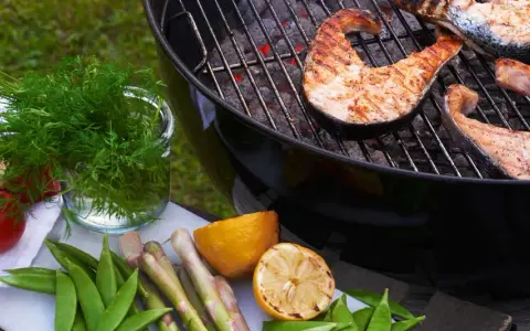 Grillad laxsida med färska grönsaker och citron. En härlig sommarmåltid som väntar.