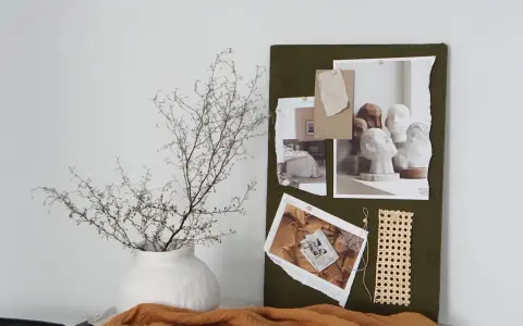 Moodboard inredning med inspiration från sovrum, byster och naturmaterial.