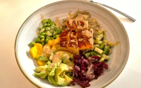 En härlig sommarmiddag med lax, quinoa, edamamebönor, mango, avokado och rödbetor. Ett perfekt sommarmiddag recept!