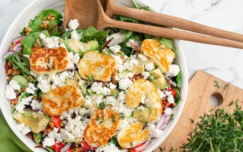 En härlig halloumi sallad med linser, avokado, fetaost och färska örter. Perfekt för en lätt lunch eller middag.