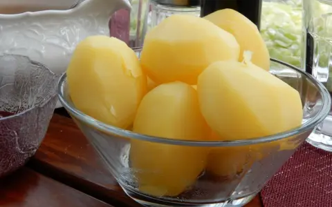 En skål med nykokt potatis, redo att serveras. Perfekt tillbehör för en klassisk svensk måltid.