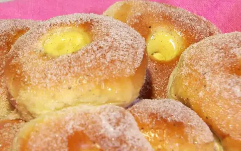 Färska vaniljbullar med socker och vaniljkräm. Ett härligt recept för fikat!