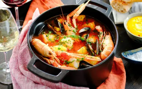 En härlig bouillabaisse med räkor, musslor och potatis i en mustig buljong. Perfekt för en mysig kväll.