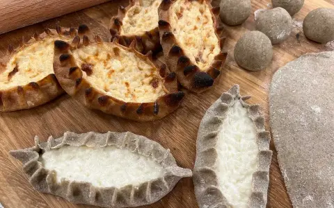 Piroger recept: Nybakade piroger med krämig fyllning och degbollar redo för ugnen.