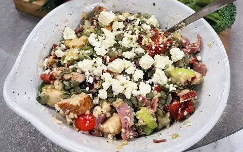 En härlig kycklingsallad med fetaost, soltorkade tomater och pumpafrön. Ett perfekt kycklingsallad recept för en lätt lunch.