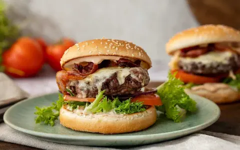 Saftig hamburgare i airfryer med smält ost och krispigt bacon. En läcker måltid som är enkel att laga.