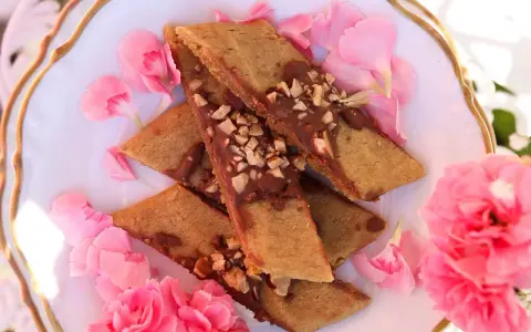 Småkakor med choklad och nötter, perfekta till fikat. Ett enkelt kolakakor recept att prova!