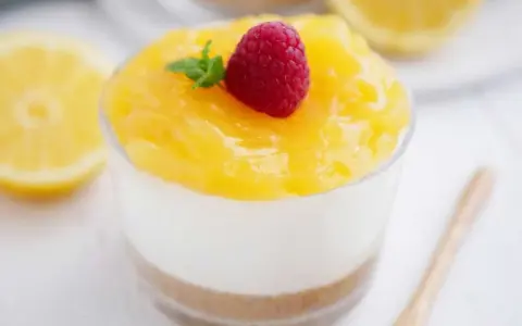 Enkel dessert i glas med citronsmak, toppad med hallon och mynta. En perfekt avslutning på måltiden.