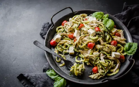 Zucchinipasta med kyckling, fetaost och tomater. Ett perfekt keto recept för en snabb och god middag.