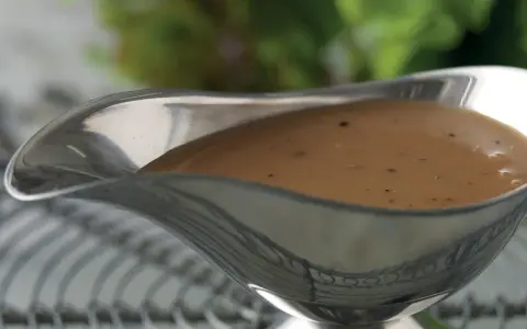 En skål med krämig brunsås, perfekt för att förhöja smaken på din middag. Ett enkelt brunsås recept för alla tillfällen.
