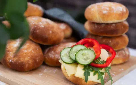 Nybakade tekakor, perfekta för en snabb och god lunch. Ett recept på tekakor som ger fluffiga och goda bröd.
