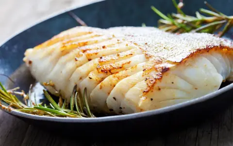 En perfekt stekt torskrygg med krispig yta, serverad med rosmarin i en gjutjärnspanna. Ett enkelt och gott torsk recept.