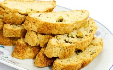 En hög med gyllene skorpor med pistagenötter, perfekta för ett enkelt skorpor recept.