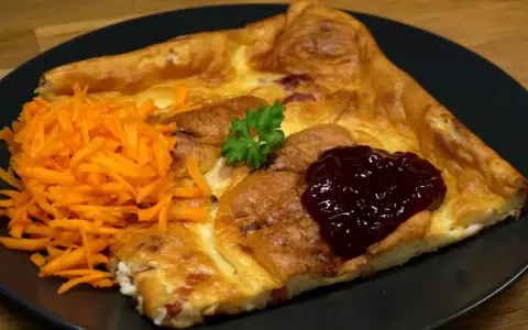 En gyllene tjockpannkaka med sylt och riven morot, perfekt för ett tjockpannkaka recept.