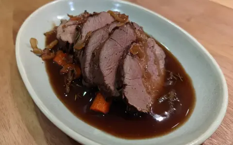 Skivat rostbiff med en mustig sås, morötter och lök. Ett klassiskt fransyska recept som ser utsökt ut!