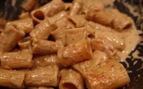 Rigatoni i krämig sås, perfekt för ett snabbt skinksås recept.