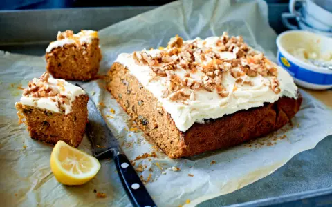 En saftig morotskaka med krämig frosting, valnötter och rivet apelsinskal. Perfekt för ett fika-recept!