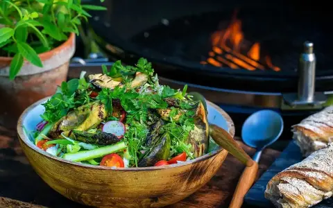 En härlig sallad till grillat, fylld med grillade grönsaker, färska örter och krispiga rädisor. Perfekt som tillbehör till sommarens grillkvällar.