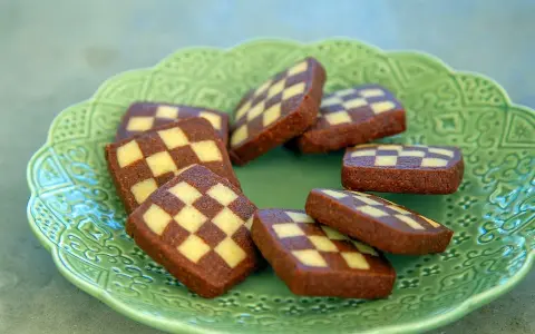 Schackrutekakor på en grön, mönstrad tallrik. Perfekt för ett schackrutor recept.