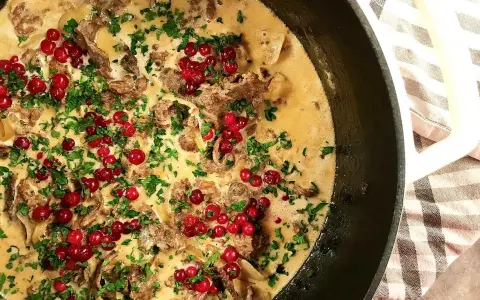 Krämig renskav med lingon och persilja, perfekt för ett klassiskt renskav recept.