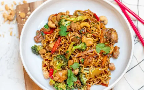Enkel middag med nudlar, kyckling, broccoli, paprika och cashewnötter. En färgstark och smakrik rätt.