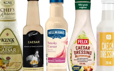 Flera flaskor caesardressing, inklusive Ken's, Hellmann's Smoky Caesar och Felix. Perfekt för ditt nästa caesardressing recept!