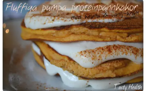 Fluffiga pumpa proteinpannkakor med kesella & vaniljkräm. Ett gott recept för en hälsosam frukost eller mellanmål.