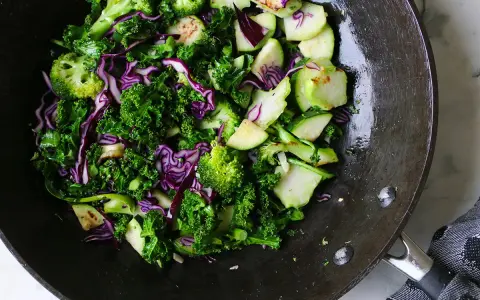 Grönkål, broccoli och rödkål i en wok. Ett härligt sallad recept för en hälsosam måltid.