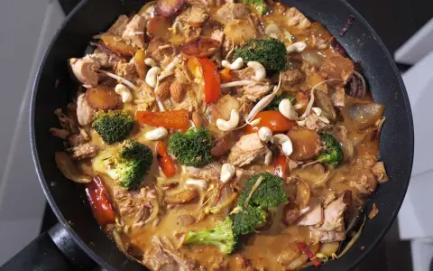 En smakrik tonfiskrätt i panna med broccoli, cashewnötter och en krämig sås. Ett perfekt tonfisk recept för middagen.