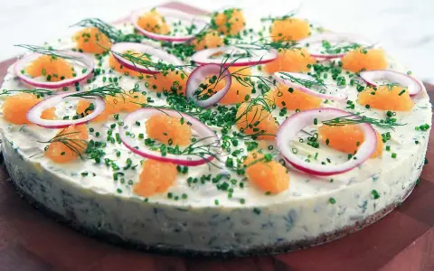 En vacker silltårta på kavring, dekorerad med rom, rödlök och dill. Perfekt för midsommar!