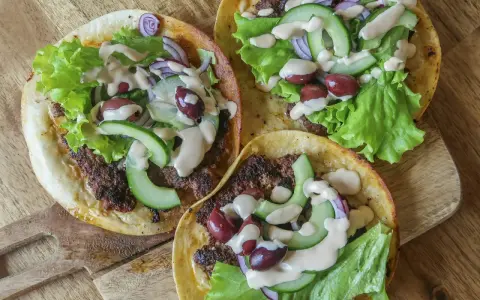 Tre läckra kebab-inspirerade tacos med köttfärs, sallad, gurka, rödlök och oliver. Ett enkelt kebab recept för en snabb middag.
