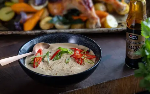 En krämig kall sås till kyckling, toppad med chili och salladslök. En flaska Mrs. Cheng's Mushroom Soy står bredvid.