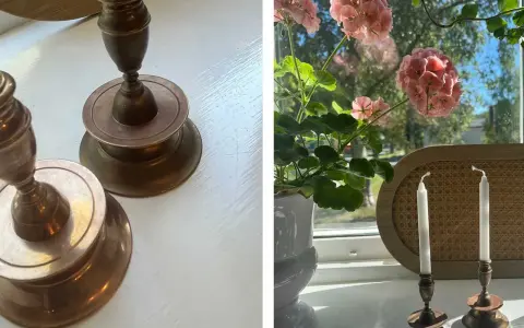 Två antika ljusstakar i mässing, redo att putsa. En kruka med rosa pelargoner står bredvid.