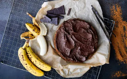 En läcker banankaka med chokladfrosting, bananer, chokladbitar och vaniljstänger. Perfekt för fikat!